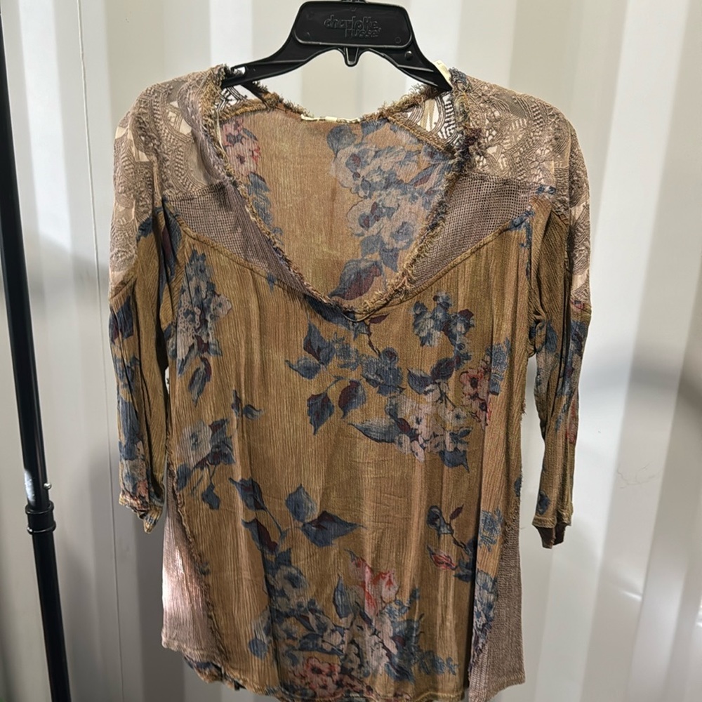 Buckle gimmicks top